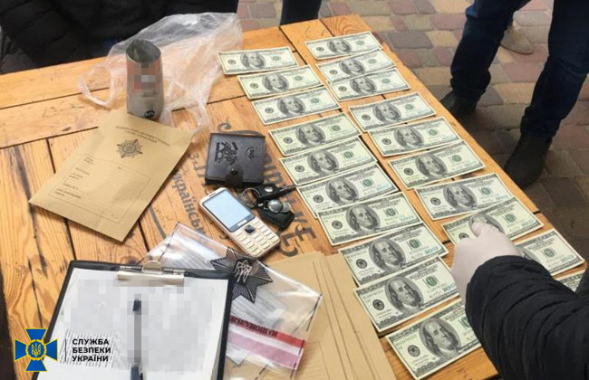 Не ідентифікувалися детекторами валют як фальшиві: киянин торгував підробленими доларами преміум-якості