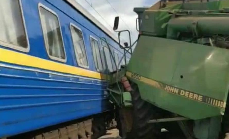 Под Киевом пассажирский поезд протаранил комбайн на железнодорожном переезде, фото
