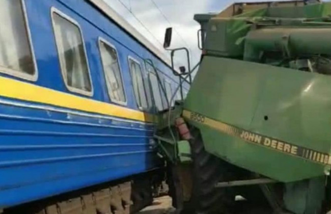 Под Киевом пассажирский поезд протаранил комбайн на железнодорожном переезде, фото