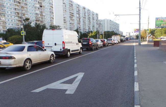 В Украине начнут штрафовать за езду по полосе общественного транспорта