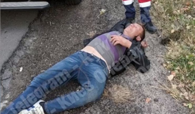 Лежал посреди дороги: «герой автостопа» устроил переполох под Киевом, видео