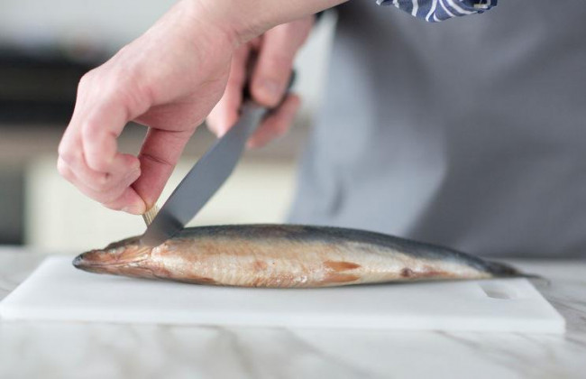 В киевском супермаркете нашли паразитов в рыбе: видео