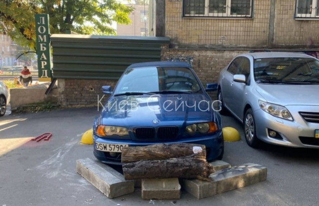 В Киеве автомобиль «замуровали» бетонными блоками