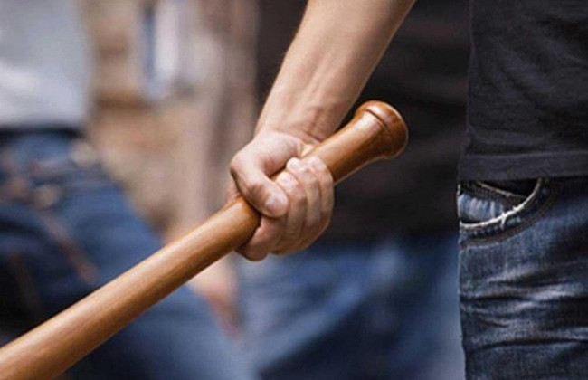 Ударил шесть раз по голове: в Киеве в ботсаду Гришко мужчина напал на женщину с ребенком