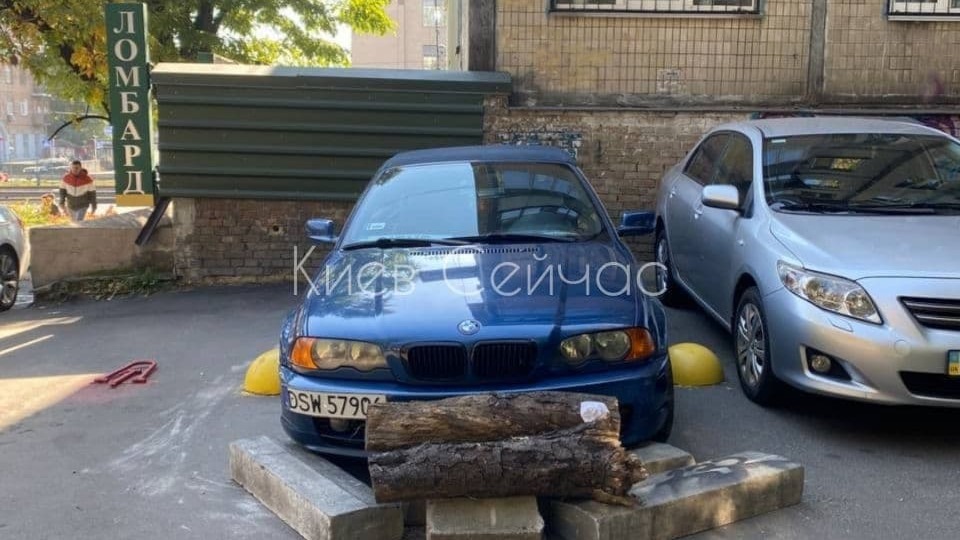 В Киеве автомобиль «замуровали» бетонными блоками