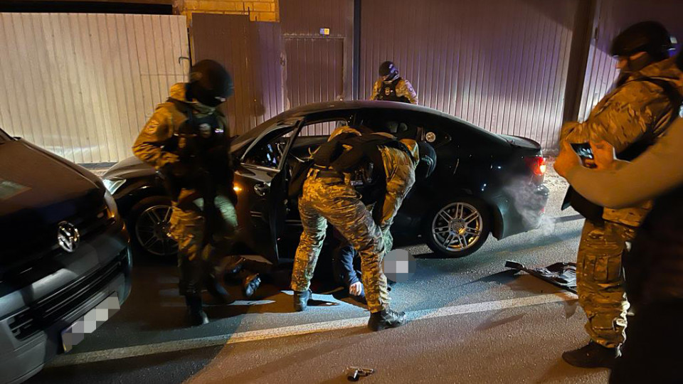 Поліція викрила наркодилерів та їх схованку: вилучено 25 кг мефедрону, зброю та боєприпаси