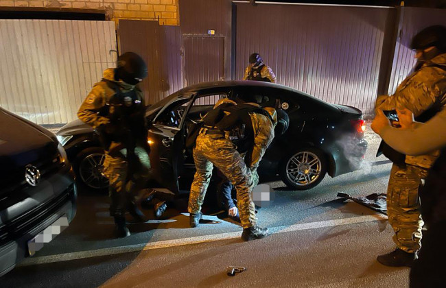 Поліція викрила наркодилерів та їх схованку: вилучено 25 кг мефедрону, зброю та боєприпаси