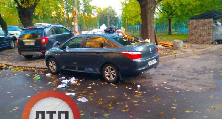 В Киеве автомобиль «героя парковки» засыпали мусором