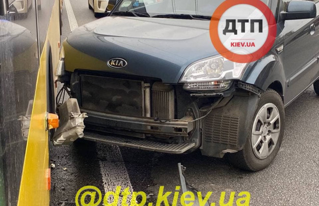 У Києві легковик не розминувся з тролейбусом: відео