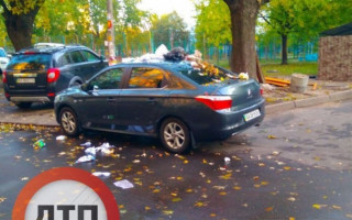 В Киеве автомобиль «героя парковки» засыпали мусором