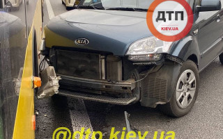 У Києві легковик не розминувся з тролейбусом: відео