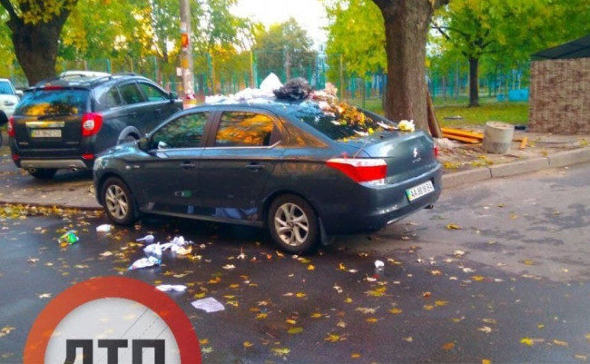 В Киеве автомобиль «героя парковки» засыпали мусором