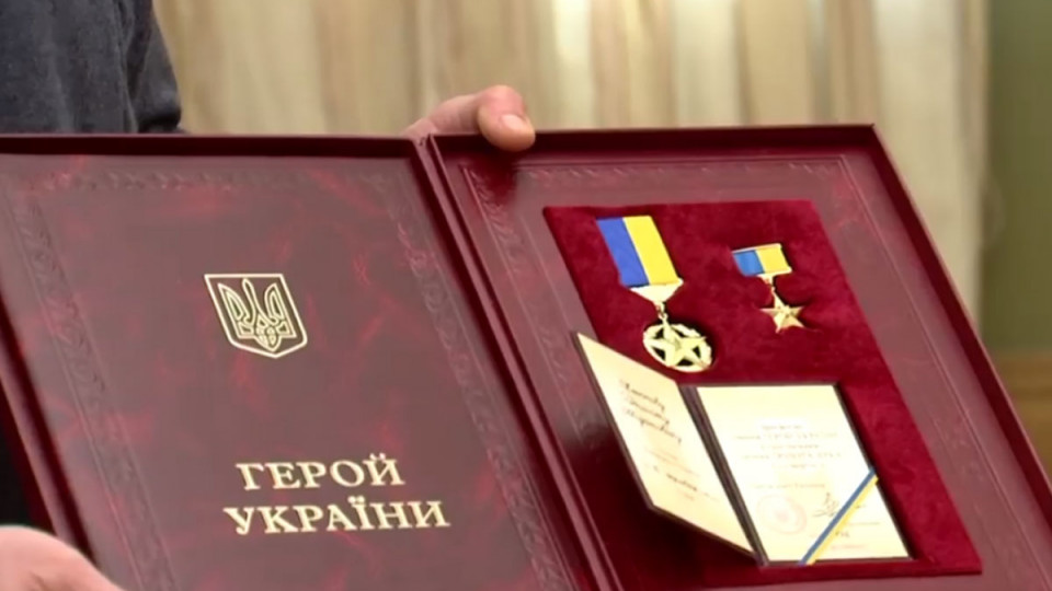 Зеленский присвоил звание Героя Украины двум военнослужащим (посмертно)
