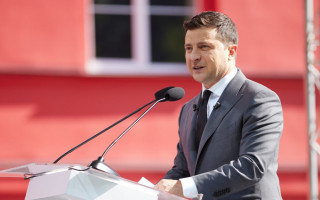 Ви щодня здійснюєте подвиг: Зеленський привітав захисників і захисниць України