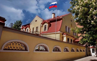 Генконсульство РФ в Харькове поздравило украинцев с Днем защитников и защитниц и назвало Путина диктатором: фото