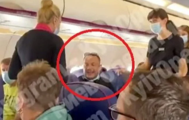 Встречали с полицией в аэропорту: пассажир рейса Ларнака — Киев устроил скандал из-за маски