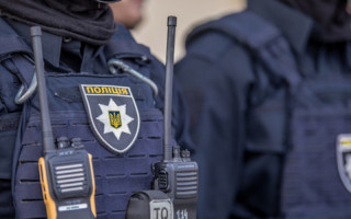 Бив руками та ногами по голові й тулубу: у Київській області патрульний поліції побив порушника ПДР