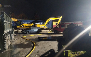 Во Львове случился пожар на автостоянке: три человека погибло