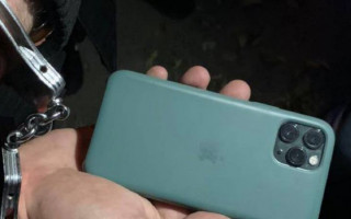 Украли iPhone 13: в Киеве два иностранца ограбили женщину