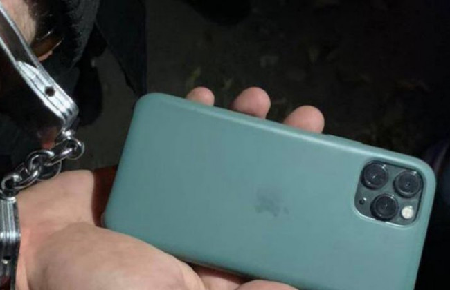 Украли iPhone 13: в Киеве два иностранца ограбили женщину