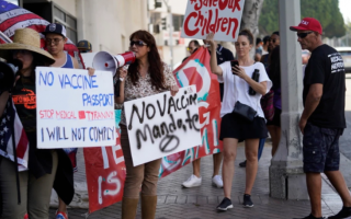 В США лидеры религиозного движения вызвались освободить верующих от обязательной вакцинации