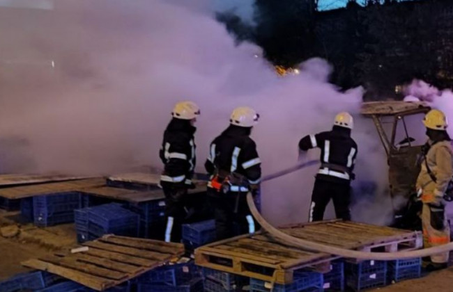 В Киеве неизвестные подожгли УАЗ, видео