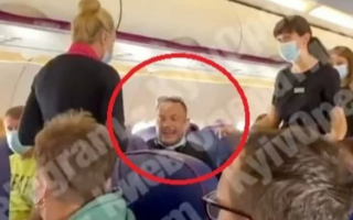 Встречали с полицией в аэропорту: пассажир рейса Ларнака — Киев устроил скандал из-за маски