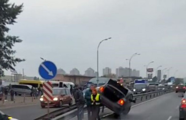 «Шел на взлет»: в Киеве автомобиль такси оказался на отбойнике, видео
