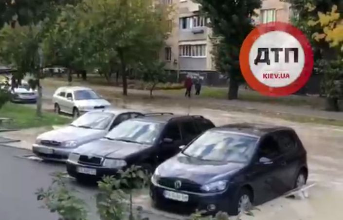 В Киеве произошел масштабный прорыв трубы: автомобили оказались в воде