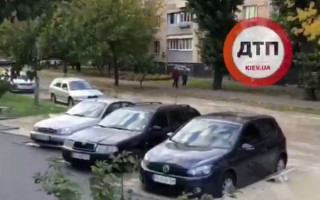 В Киеве произошел масштабный прорыв трубы: автомобили оказались в воде