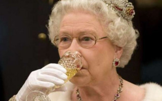 Королева Елизавета II отказалась от употребления алкоголя: в чем причина