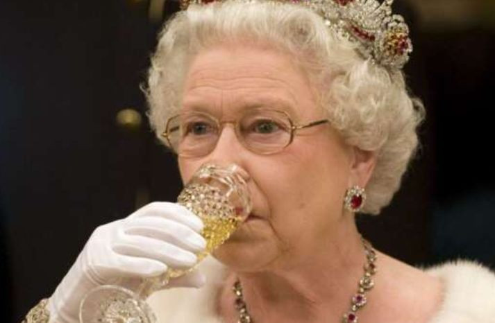 Королева Елизавета II отказалась от употребления алкоголя: в чем причина