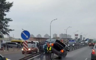 «Шел на взлет»: в Киеве автомобиль такси оказался на отбойнике, видео