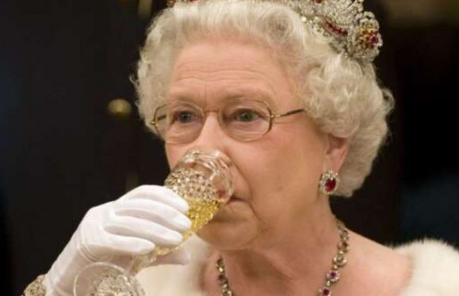 Королева Елизавета II отказалась от употребления алкоголя: в чем причина