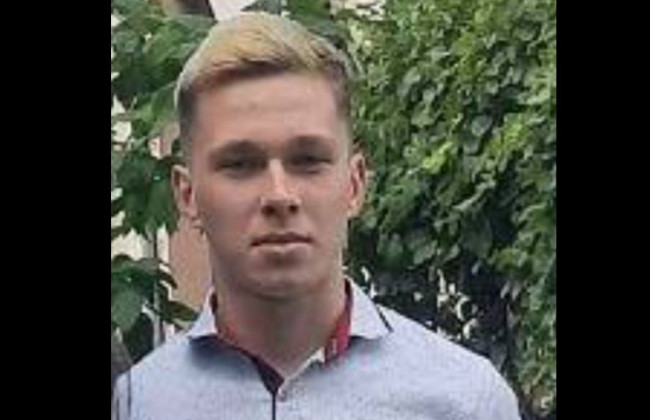 В Киеве пропал парень с белыми волосами, фото