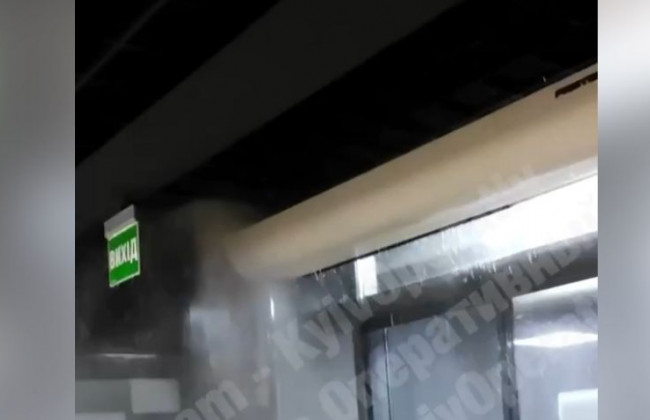 В Киеве затопило супермаркет, видео