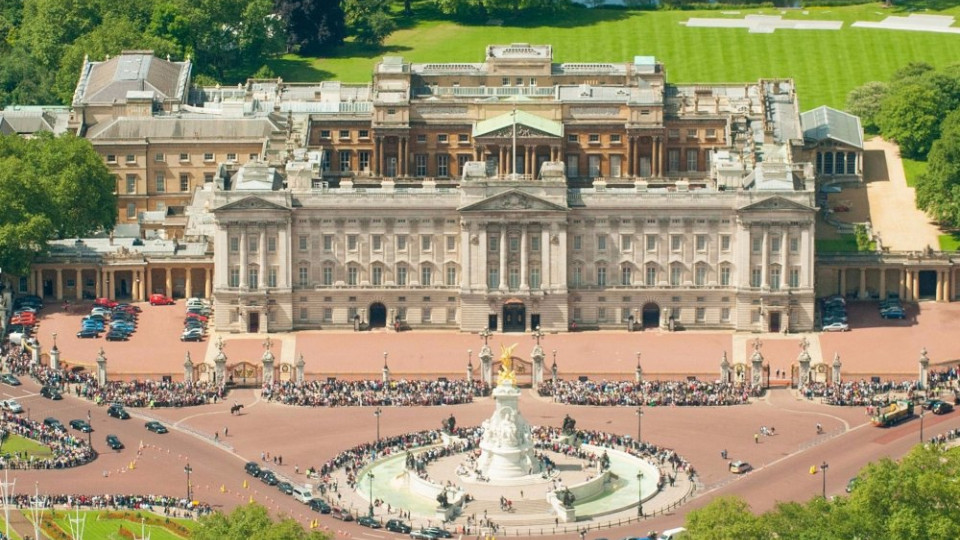 Зарплата $31 000 в год: в резиденции королевы Елизаветы II открыли вакансию уборщика