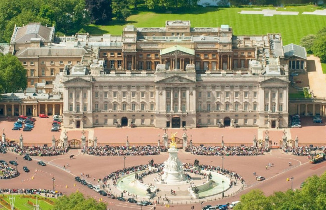 Зарплата $31 000 в год: в резиденции королевы Елизаветы II открыли вакансию уборщика