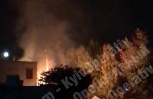 В Киеве вспыхнул гаражный кооператив, видео