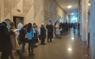 Мэр Днепра резко отреагировал на огромные очереди в центрах вакцинации