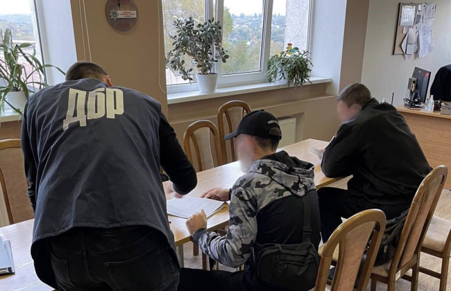 На Запоріжжі поліцейські зупинили місцевого мешканця, морально принижували та побили: що сталось із патрульними