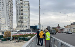На Шулявському мосту правоохоронці з експертами проводять перевірки