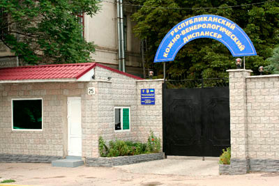 В Симферополе на пациентку больницы обрушился потолок