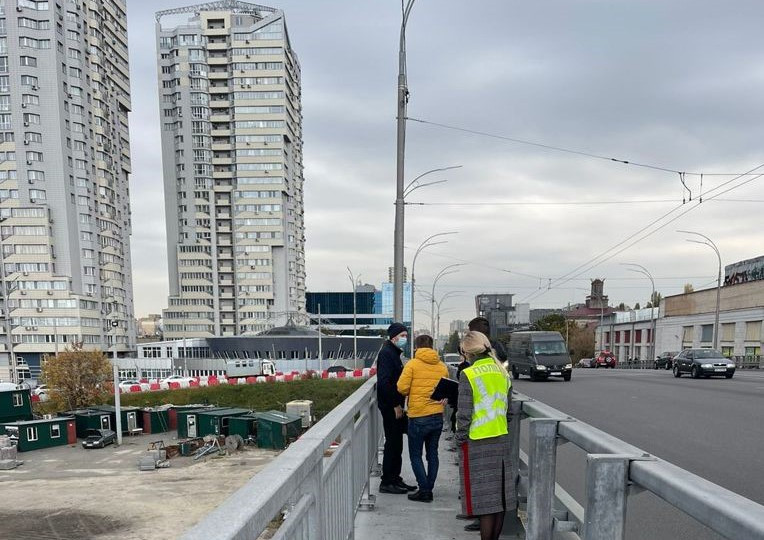 На Шулявському мосту правоохоронці з експертами проводять перевірки