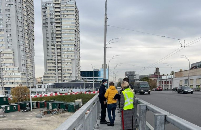 На Шулявському мосту правоохоронці з експертами проводять перевірки