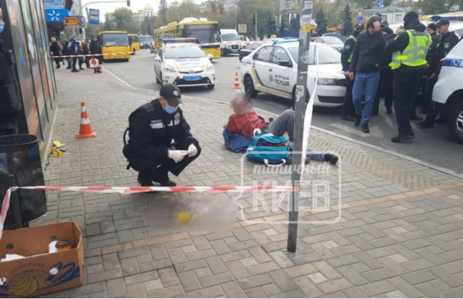В Киеве конфликт возле метро закончился поножовщиной: подробности и фото