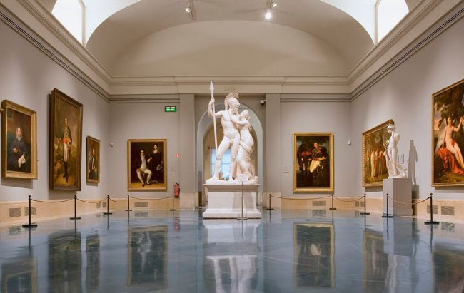 В Испании 6 человек пришли в музей и угрожают покончить с собой: что требуют