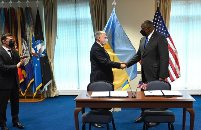 Безопасность в Черном море и развитие ВСУ: Таран рассказал о переговорах с главой Пентагона в Киеве