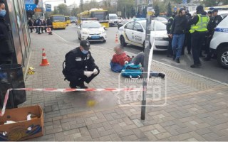 В Киеве конфликт возле метро закончился поножовщиной: подробности и фото