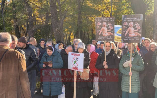 Под Радой церковный митинг: выступают против вакцинации детей